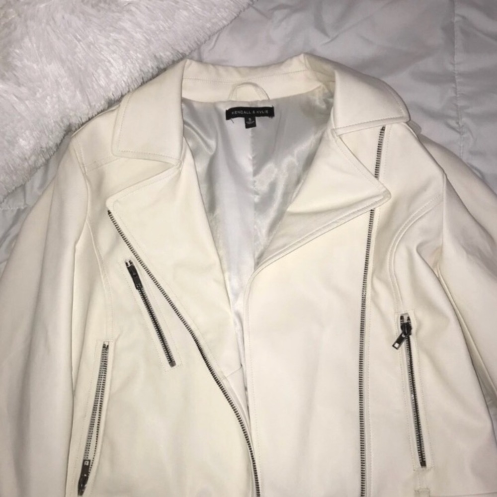 SUPER CUTE WHITE LEATHER JACKET
